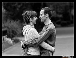 Femeia simte privirea unui barbat