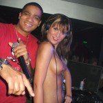 Mulatrul Sylvester face show-uri sexy cu gheata pe sanii unei DJ-ite