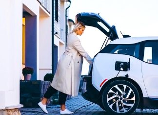 Incarcarea unui vehicul electric: acasa sau pe strada