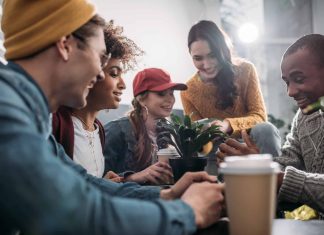 Urasti prietenii iubitului tau? 8 sfaturi pentru a face fata acestei situatii