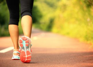 Beneficiile mersului descult pentru sanatate