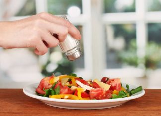 10 moduri in care consumul de prea multa sare iti afecteaza corpul