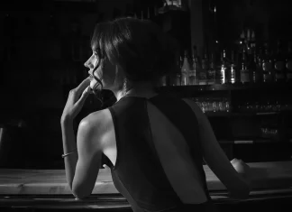 10 motive pentru care oamenii atragatori sunt singuri