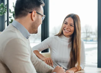 8 semne ca o femeie are sentimente puternice pentru tine, dar nu recunoaste